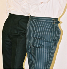 Deux pantalons de costume taille-haute avec pattes de serrage latérales. Tailleur : Husbands Paris.